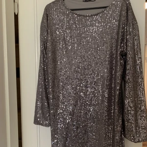 Paljettklänning - Långärmad paljettklänning, endast testad.