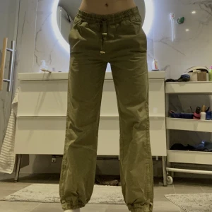 Zadig & Voltaire byxor - Säljs då den aldrig kommer till användning. Kn användas som låda hög och lågmidjade!☺️💝