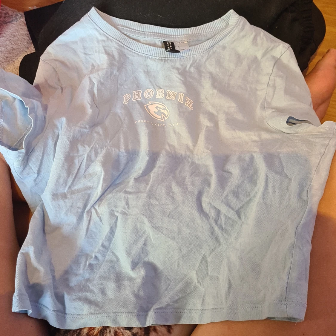 En blå kort t shirt