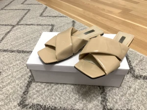 Sandaler beige - 38 - Använd ett par gånger, storlek 38. 