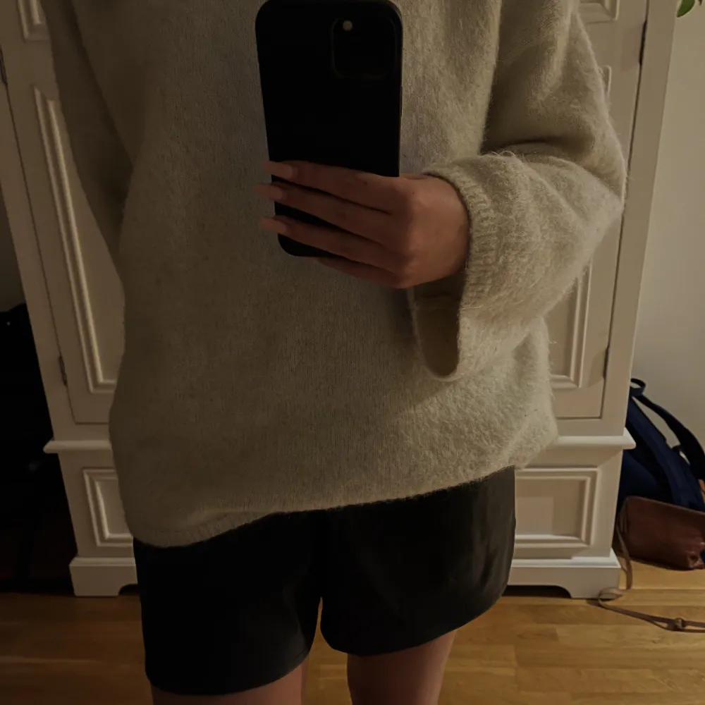 Säljer nu mina fina skinn shorts från Åhléns i märket ”French connection” nypris är 1000kr, shortsen är även bara använda ett par fåtal gånger!! 🌺🌺. Shorts.
