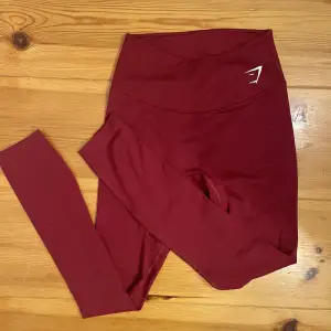 Röda Tights från Gymshark❣️ För små för mig så använd få gånger! Storlek: XS Nypris: 350kr 