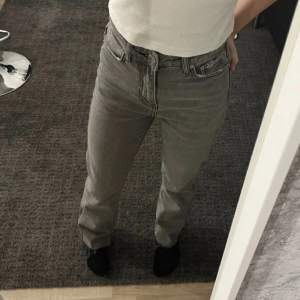 Superfina grå jeans från GinaTricot🌟 Strl. 32 Köpta här på Plick, men passade tyvärr inte mig. Superbra skick. Första bilden lånad 💞