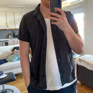 Svart kortärmad skjorta  - Välanvänd kortärmad skjorta från Weekday. Mycket nöjd med den men har blivit lite liten. Perfekt för sommaren!