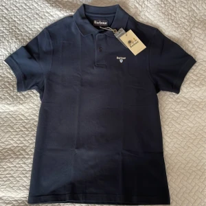Barbour piké tröja - Piké i 100%bomull. Regular fit. Oanvänd.