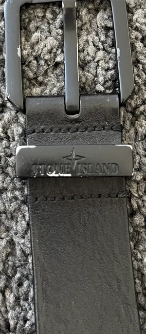 Stone island livrem  - Rätt så sliten som man ser där av priset skicka för mer information 🥰