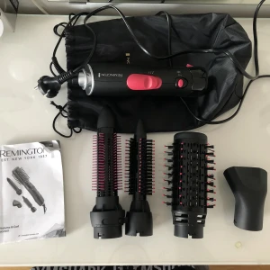 Värmeborste  - En värmevärktyg men 4 olika delar, en större värmeborste, lockbortse, en till värmeboste fast mindre och en fön! Köptes i somras och använt få gånger!