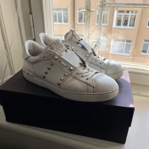 Valentino Garavani Skor  - Valentino Garavani ”open sneaker” i gott skick! Originalbox finns med! Lite slitna inuti skon men annars i väldigt gott skick.  Fraktar eller möts upp i STHLM 
