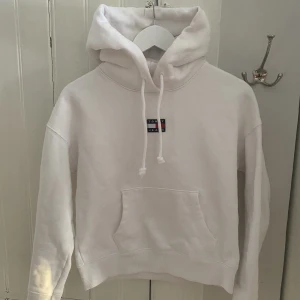 Tommy Hilfiger hoddie - Säljer min tommy Hilfiger hoddie, använd ca 2 gånger så skicket är som ny.