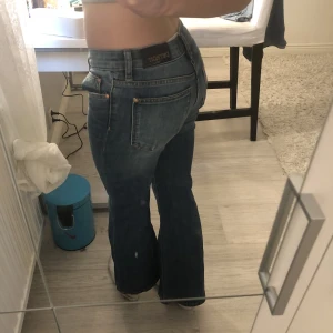 Lågmidjade blå jeans  - För små för mig aldrig andvända storlek 146 jätte fina jeans som inte finns på butik längre kom privat för intresse