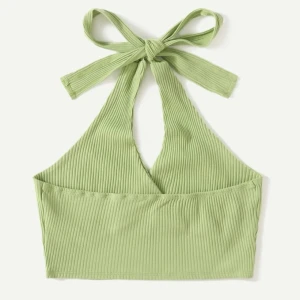 Grön topp - Crew neck topp i en jättefin grön färg! Säljs för det inte riktigt var samma färg som annonsen (toppens ”riktiga färg” är andra bilden)