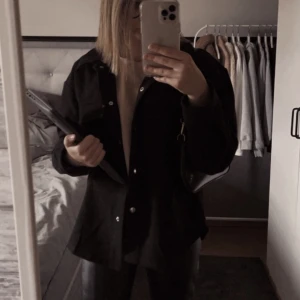 Kappa - Säljer nu min fina kappa från Gina Tricot. Använd men som i ny skick ! Skriv för fler bilder💕  Priset går att diskuteras!