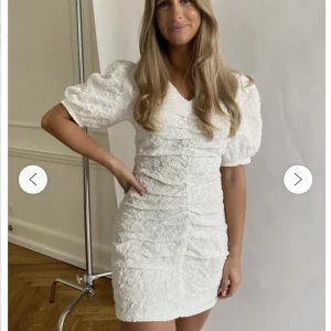 Studentklänning  - Säljer denna jätte snygga studentklänning från By IC. Säljer på grund av att den inte passade mig. Klänningen är helt oanvänd och har prislappen kvar! Nypris på hemsidan ligger på 899kr, säljer denna för 600kr + eventuell frakt