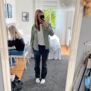 Overshirt i läder - Du står för frakten. Den är ifrån boohoo