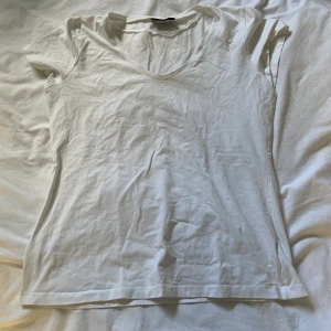 Vit t-shirt - Vanlig vit t-shirt som inte används. Storlek L men passar alla storlekar beroende på hur man vill att den sitter. Ganska stretchigt och skönt material