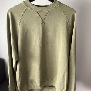 Grön tröja - Andvänd ett fåtal gånger men har inga tydliga tecken på andvändning.  Meddela för intresse eller fler bilder!