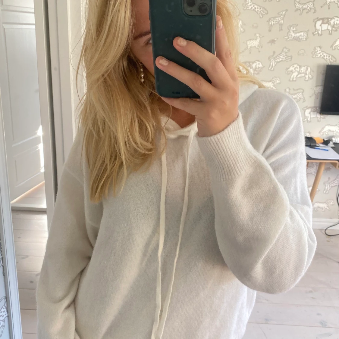 Finstickad vit hoodie! - 91