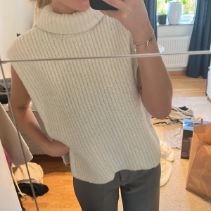 Stickad väst med öppna sidor - En fin stickad väst från Lindex, med öppna sidor. Använd ca 3 gånger och i fint skick❤️‍🔥