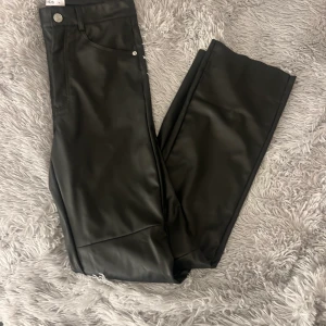 Ellos skinnbyxor strl 38 - Ett par fina utsvängda skinnbyxor som endast är använda 1-2 gånger, säljs därför dem ej kommer till användning. Nypris 600:- Säljs för 250:-