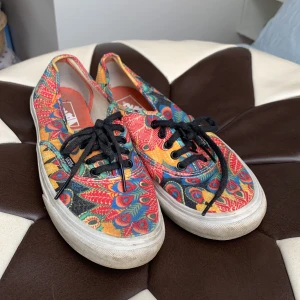 Tropiskt mönstrade Vans! - Mönstrade vans i storlek 38. Sulan något smutsig men annars är dom helt hela!