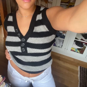 Stickad vintage väst - SÅ fin stickad väst köpt vintage. Passar både storlek S & M! Skriv i chatten för att köpa ❤️‍🩹