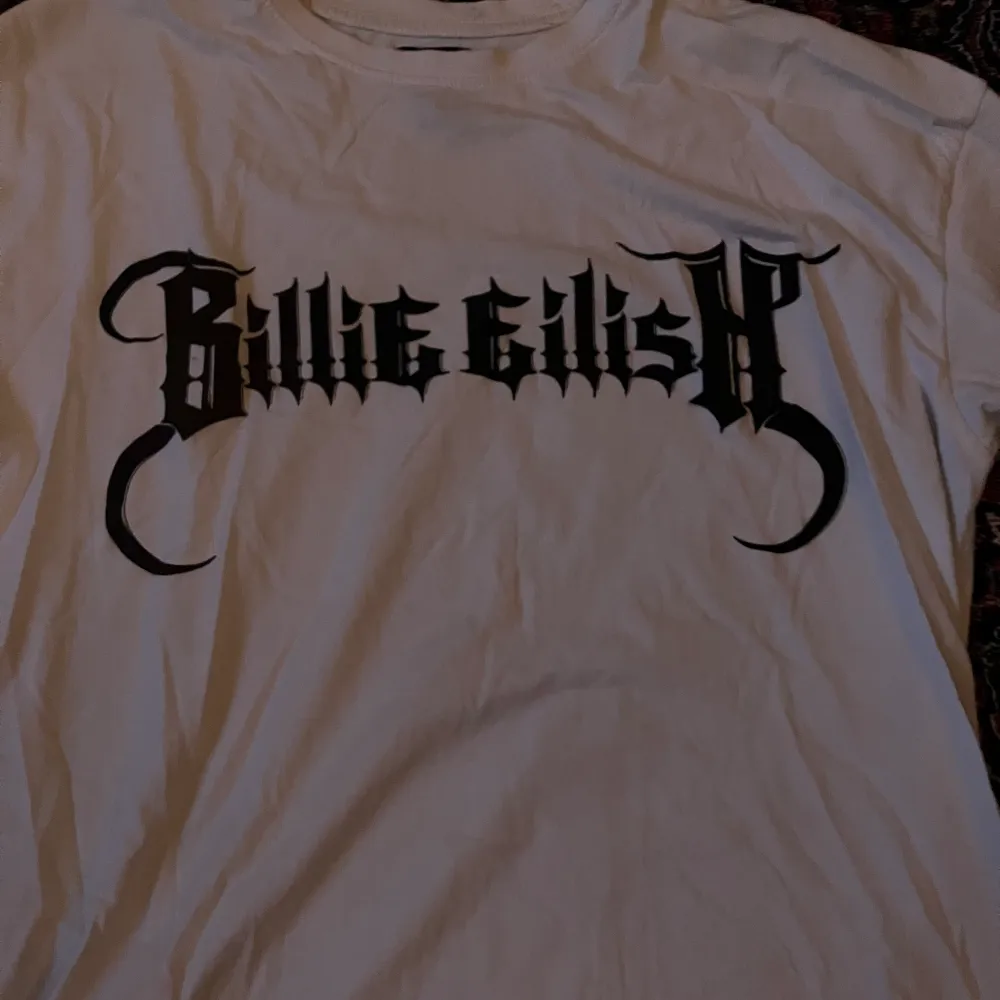 billie eilish t-shirt från bershka kollektionen. ganska oversized.. T-shirts.