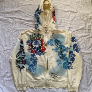 ÄKTA ED HARDY HOODIE -  AVSLUTAD! VINNANDE BUD: 630 + FRAKT!⭐️Snygg ed hardy zip up hoodie med tryck. Bra skick förutom två enstaka kristaller som ramlat av där bak men märks ej av. Storlek L på lapp men passar flera storlekar.Köparen står för frakt