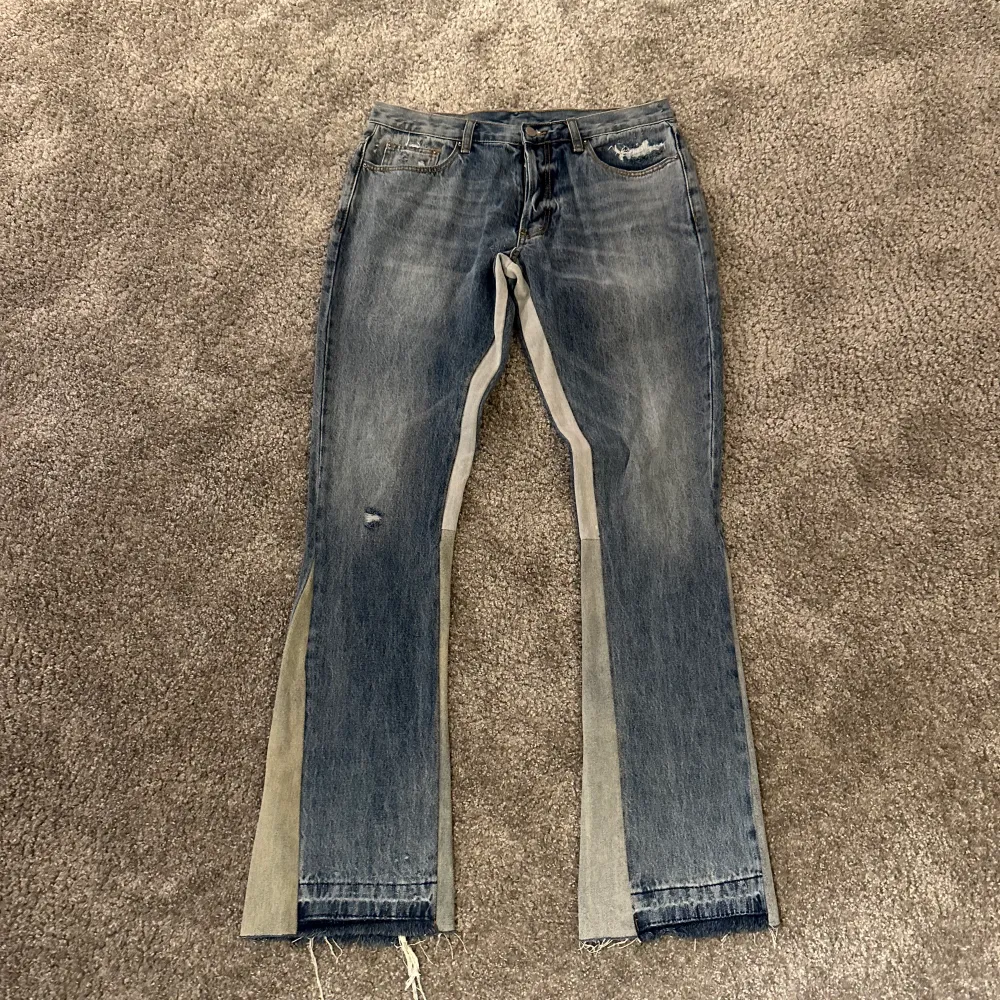 Flare jeans båda i storlek 32. Jeans & Byxor.