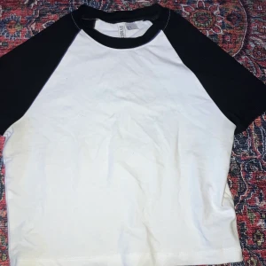 baby-tee - baby-tee från H&m i storlek M.