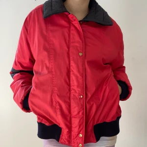 röd 80s höst/vinterjacka - 80-tals röd jacka, perfekt för hösten men har även haft den under vintern :) står storlek L men är S och den sitter oversized 🫶