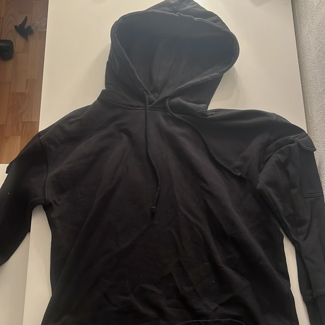 Basic svart hoodie - 90