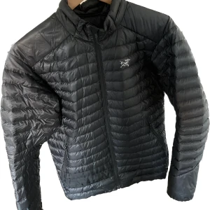 Arc'teryx dunjacka strl S - Varm dunjacka från Arc'teryx. Perfekt jacka till hösten och vintern. Vikt på endast 215 gram. Finns flaws men inget som stör.  