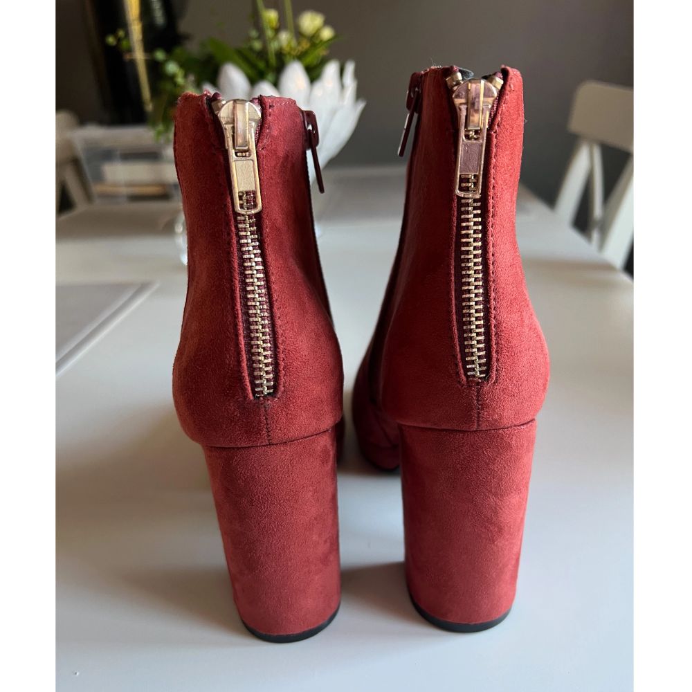 Super fina boots i mockaimitation, endast provade aldrig använda ute - nyskick!! ✨ Storlek 35, ”rost röd” i färgen.  Från ”din sko” XIT. Skor.