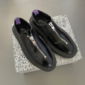 Eytys skor modell: alexia storlek 38  - Köpte dessa skor för något år sedan. Använda endast två gånger. Säljer dessa stilrena snygga skor pga för små.  Nypris på dessa pjäser när de såldes vad runt 2000.  Priset kan diskuteras. Hör av er om ni har några frågor! 