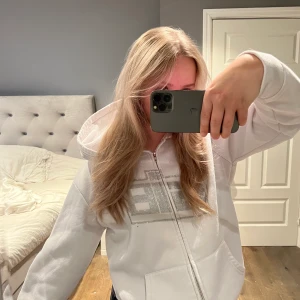 Rhinestone zip hoodie - En söt rhinestone zip hoodie har använt några gånger men är fortfarande fin förutom att några stenar har trillat av som man kan se på bild 2. + FRAKT