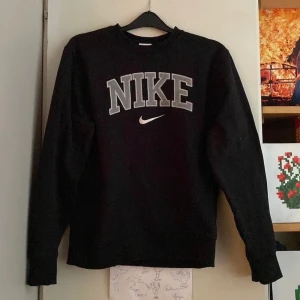 Nike sweatshirt - Säljer nu min nike tröja då den är för liten för mig , använd ungefär en gång 