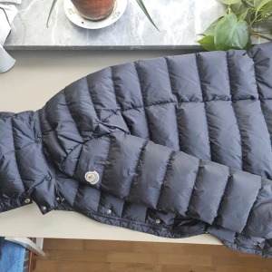Tjej Moncler jacka  - Fin mörkblå Moncler dunjacka. Aldrig använt skick 10/10 vet ej nypris då det var en present säljer för 5000 pris kan diskuteras  