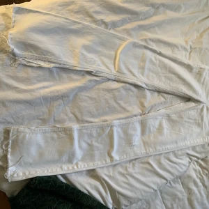 Vita jeans - Skitsnygga vita jeans från zara. Kommer aldrig till användning då dom är lite långa på mig. Dom har slits på insidan.