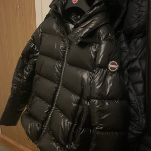 Colmar 2216 ladies down jacket  - Säljer min Colmar 2216 ladies down jacket. Använd ca 1 vecka detta år men ångrade mig och vill hitta en annan. Stl 34, köpt på Nelly för 5999kr.