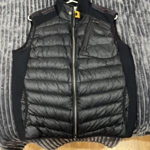 Parajumper M - Den är väldigt varm o skön köpte den för 2700kr inga skador haft den i 2 månader men jag har knappt andvänt den det är storlek M den har två fickor extra en vid bröstet och en bakom rygen