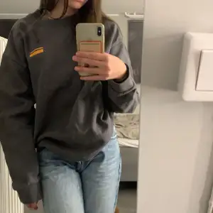 Säljer min gråa sweatshirt med text. Knappt använt så är i väldigt bra skick! 