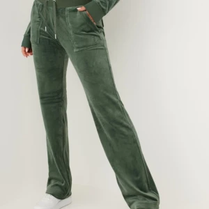 Juicy couture byxor  - Ett par juicy couture byxor i storlek S, köpta från Nelly. Färgen är dark moss. Säljer för att jag tycker att de sitter lite för tight. Nypris 1099kr och bara använda fåtal gånger. Köparen står för frakten💓