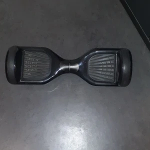 Hoverboard som funkar bra. Man måste väga 20kg - Jag har haft den ganska länge och har fått en elsparkcykel så vill sälja den produkt men den funkar bra. kul att åka på den men den är ganska repig under men det gör inte så mycket den går i 15 km i timmen