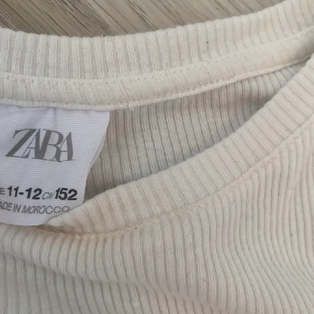 Säljer denna fina volangtopp från Zara då den bara blivit använd fåtal gånger💞 Strl 152 men passar xs/s💞 80kr plus frakt. Tröjor & Koftor.