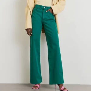 Gröna Ginajeans - Säljer ett par gröna Gina Tricot jeans då det inte längre faller min smak. Använt dem max 3 gånger utomhus. Nypris: 499. Säljer dem för 100kr + 49kr frakt  🖤🖤 använd er gärna av "köp nu" 