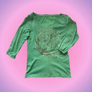 Grön trekvarts tröja - Så söt grön trekvarts tröja från espirit med coolt tryck och fina detaljer🌳🍄🌸✨✨ Den sitter fint och är i toppen skick! Priset kan diskuteras:) Hör av er privat vid intresse o frågor🫶🏻