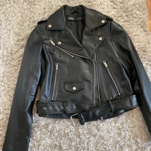  Zara Skinnjacka  - Jättesnygg skinnjacka från Zara i S. Köpt förra hösten men bara använd några gånger och känns som ny. Köpt för 560 och säljer för 350 men går att diskutera. Skriv privat om ni undrar nåt💗💗
