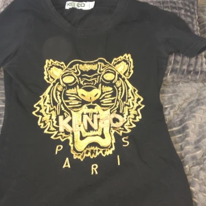 Kenzo  - Säljer en kenzo t-shirt för 200kr det är en bra (A kopia) den har inga repor har bara andvänts 1 gång, den är tvättad och ren, mer frågor kan skrivas i dm tack, hoppas ni vill köpa:)
