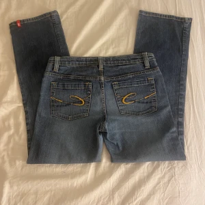 Jeans strl 38 - Säljer dessa esprit jeans i storlek 38 då dom blivit försmå för mig. Lågmidjade och skit snygga.  Ev. budgivning beroende på hur många som är intresserade.  (Köparen står för frakten)