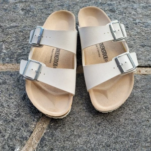 Tofflor vita - Säljer här äkta Birkenstock som inte passar mig. Endast provade inomhus. 